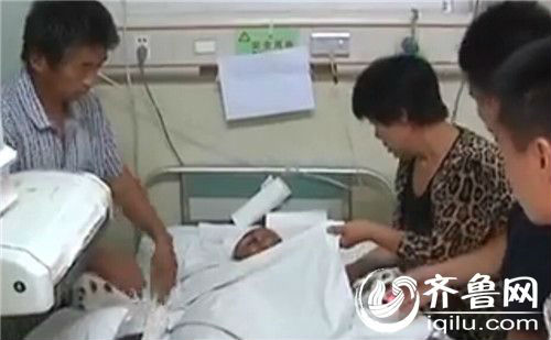 农妇种大棚突被大火围困严重烧伤疑有人烧麦秸