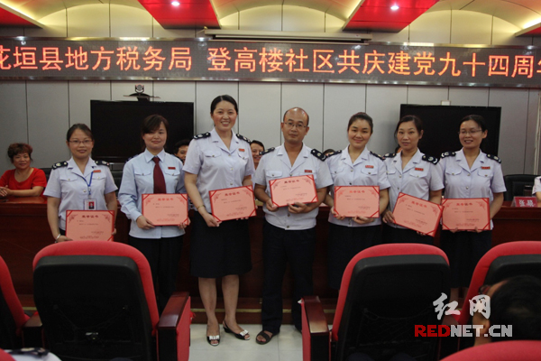 优秀党员接受表彰。