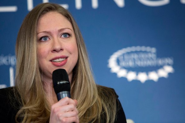 外媒:希拉里演讲要价高大学退而求其次请其女儿