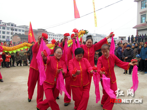 罗洪乡女人花艺术团在表演