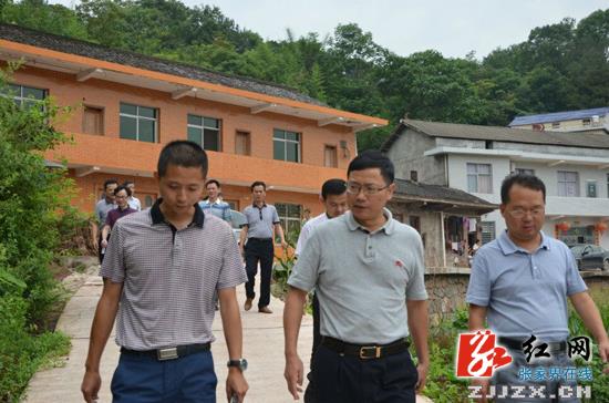 慈利：邱初开为辞职返乡创业青年红心猕猴桃种植基地“问诊把脉”