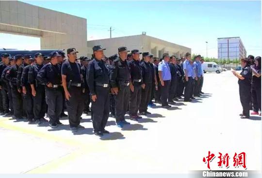 新疆公安机关组织警力全力投入到皮山地震抢险救灾工作中。 警方提供 摄