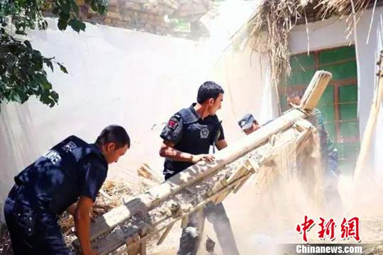 新疆公安机关组织警力全力投入皮山地震抢险救灾