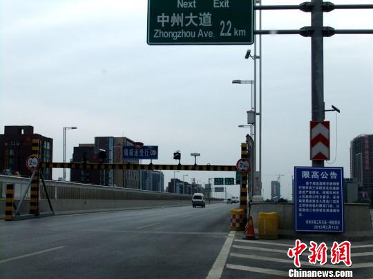 郑州新建高架遭重车辗压严重损坏官方急设限高栏（图）