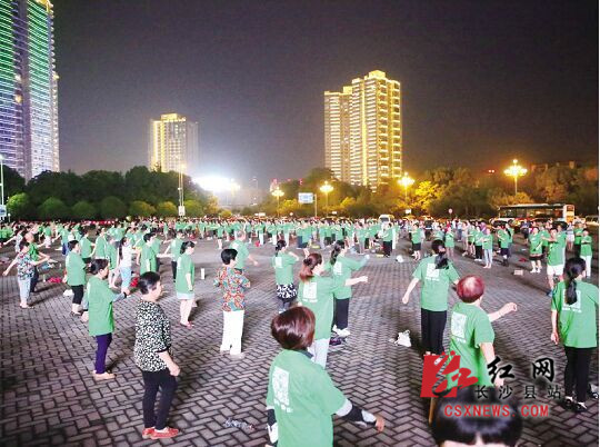  7 月4 日，在星沙文化广场，千余名广场舞大妈现场玩起了极具创意的“环保快闪”，推广环保理念
