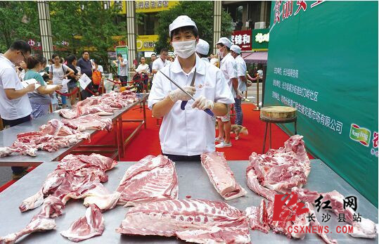 7 月2 日，在星沙街道封刀岭社区上演的分割肉职业技能比武中，26 岁的小伙子刘迪军以2 分40 秒的成绩夺冠