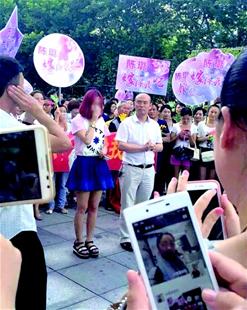 60后求婚大叔被曝欠薪千万后再曝曾涉诈骗巨款
