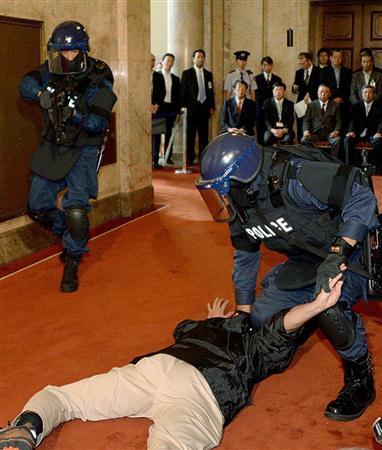 日本国会举行首次反恐演习数百人参与演练（图）