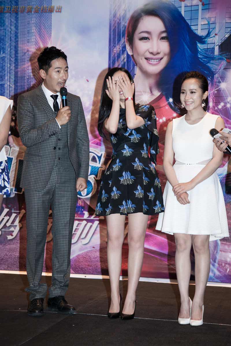 秦海璐《妈妈向前冲》发布会 短裙尽显辣妈本