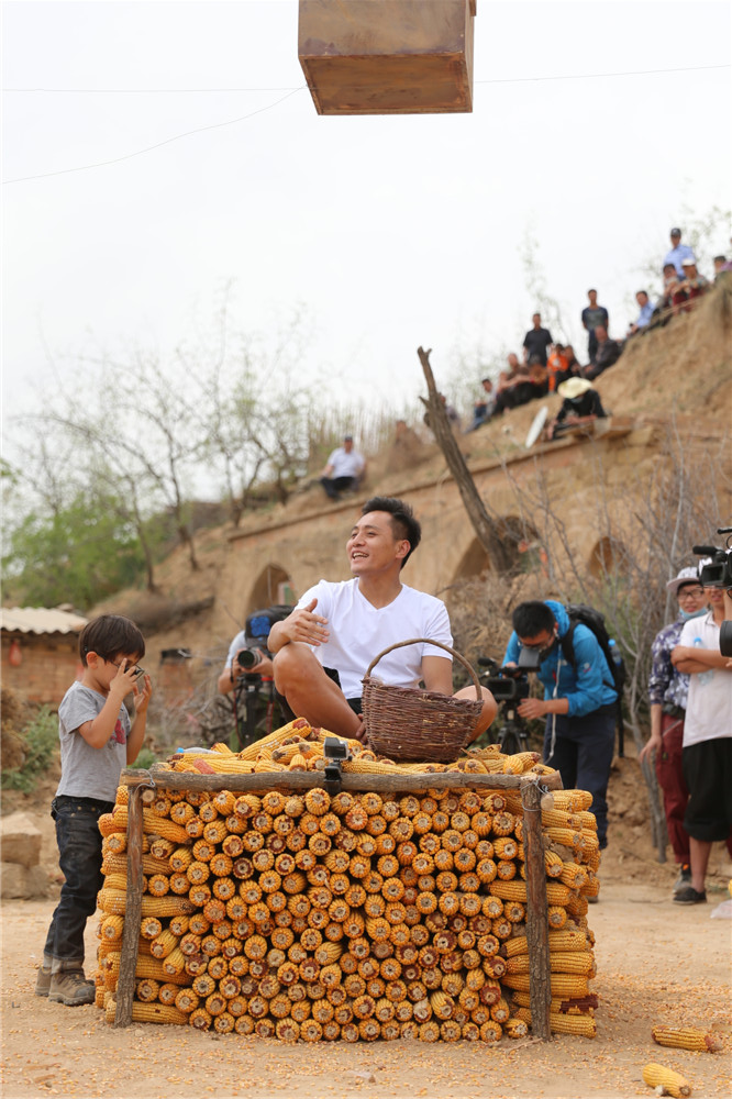 刘烨掰玉米前开玩笑，表情轻松