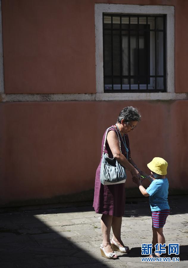 （国际）（1）热浪袭击欧洲 高温还将持续