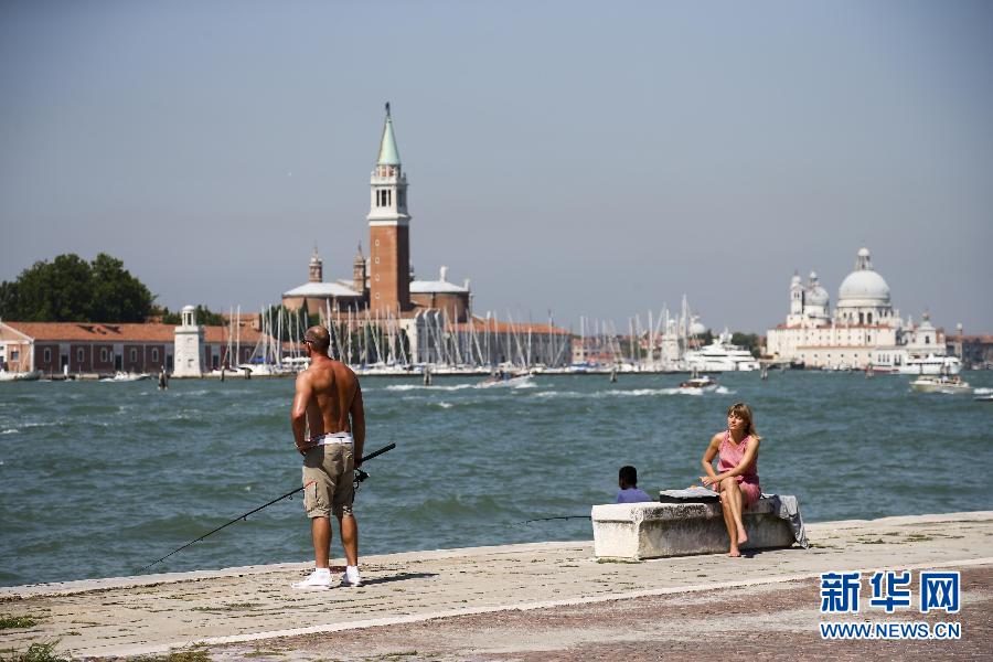 （国际）（4）热浪袭击欧洲 高温还将持续