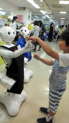 日本现机器人打工仔。