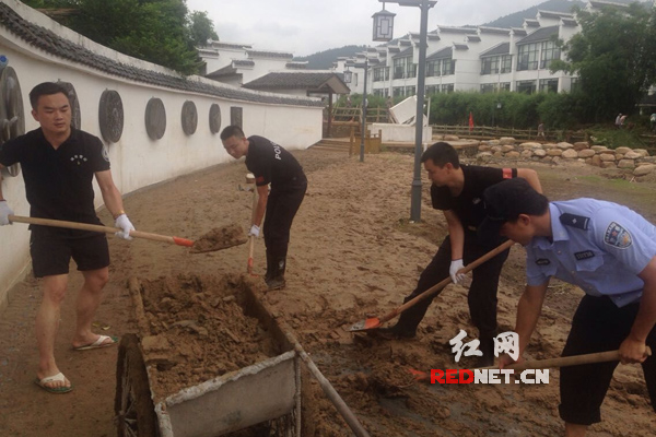 民警正在进行灾后清淤工作