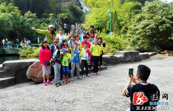张家界武陵源避暑旅游日渐升温（组图）