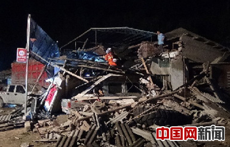 货车冲进民房 房主惊醒发现屋子被冲塌大半(图)