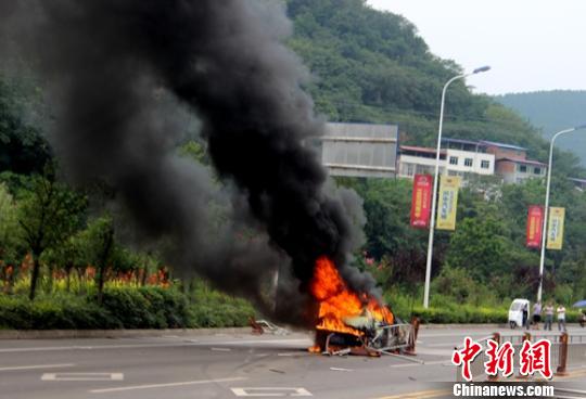 四川射洪一轿车调头撞隔离栏起火烧成光架（图）
