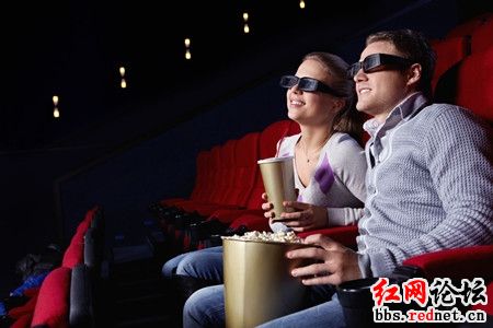 男子和异性朋友看电影被老婆查出，怪电影院咯？