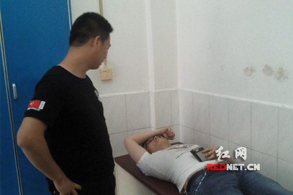 男子路上突发癫痫 民警热情救助