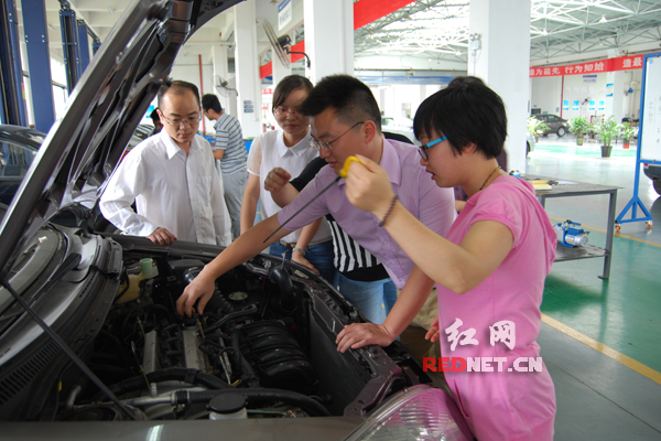 湖南吉利汽车职业技术学院的老师和同学们正在课间实践。湖南汽车产业发展需要推进产学研一体化，以获得更多的人才、技术推动。