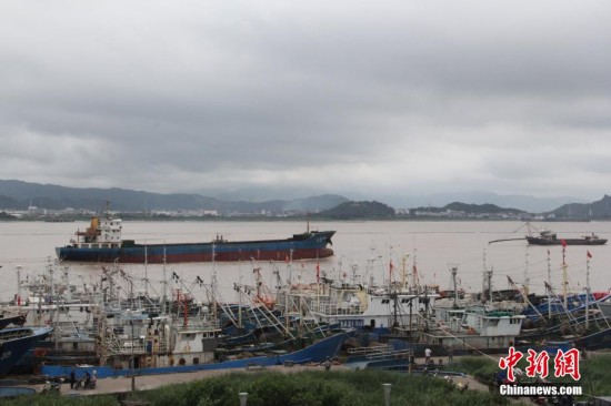 台风“灿鸿”逼近浙江 瓜农抢收西瓜