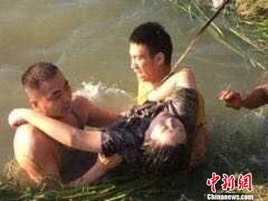 浙江一女子游玩时不慎落水获附近集训武警相救脱险