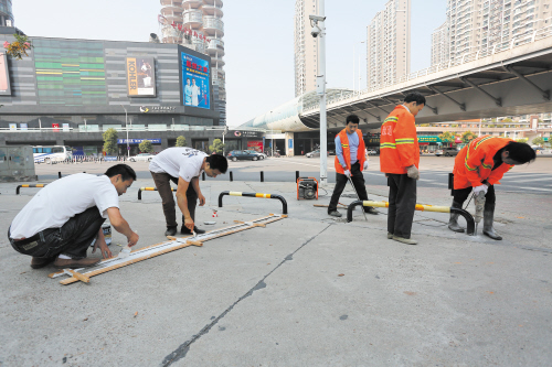 芙蓉北路街道对辖区内社区进行提质改造,划定新的停车位改善停车难问题。 长沙晚报记者 陈飞 余劭劼 摄影报道