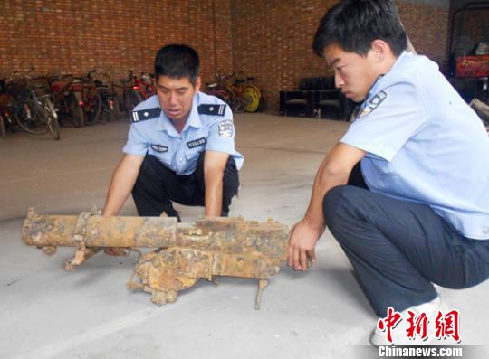 河北保定一工地挖出40公斤重机枪疑为战争遗物（图）
