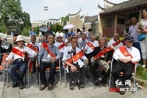 湖南100余名爱心人士组队赴岳阳平江县，看望和慰问抗战老兵。