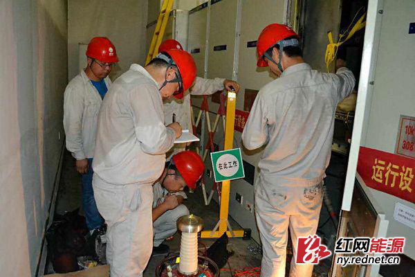 检修人员正对设备进行试验,检测质量