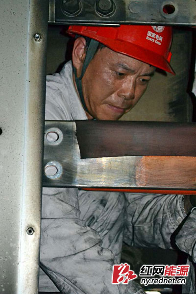 变电检修人员清理10千伏开关柜。