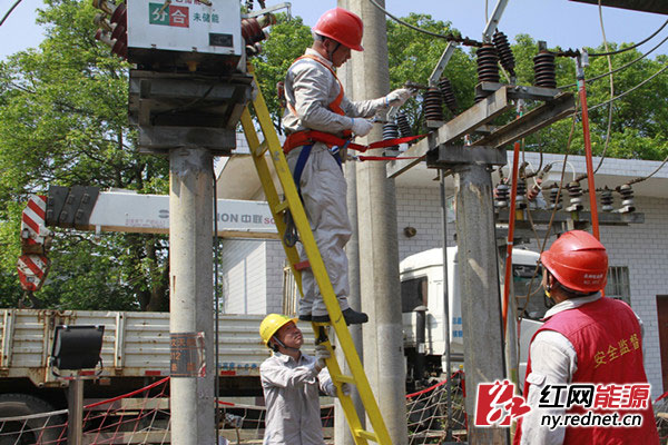 永州供电公司员工正在35千伏文明铺变电站进行应急故障抢修。