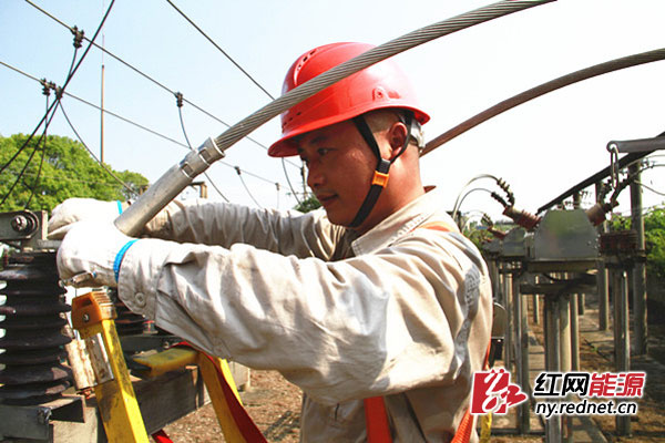 工作人员更换断路器与刀闸之间的联接线。