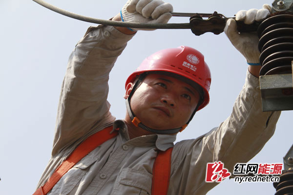 工作人员紧固螺丝固定导线