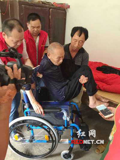 有了轮椅，这些贫困老人可以走得更远，看得更多
