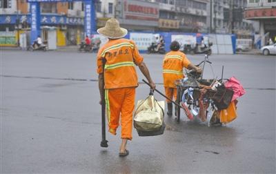 独腿老人做环卫工 临街商贩：不再乱扔垃圾(图)