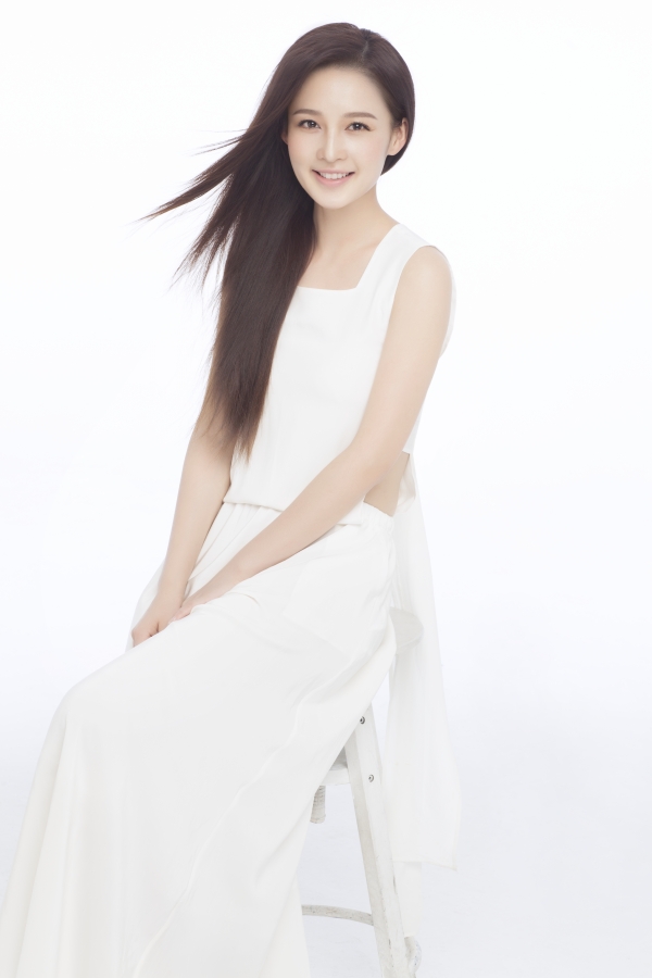 李沁长发飘逸