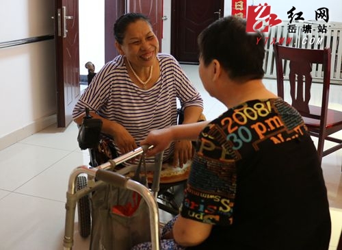 一医院为“板凳妈妈敬老院”捐赠20张医用床