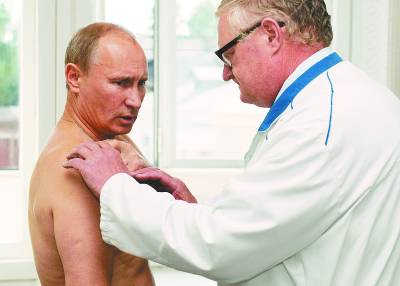 受伤的普京接受医生检查。