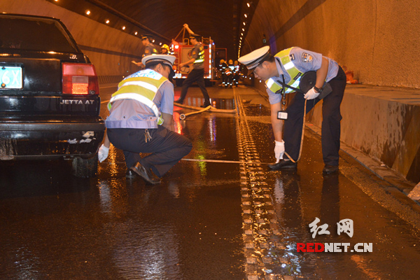 高速交警对事故现场进行勘察