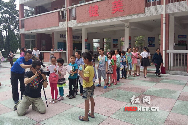 照一张幸福照送给爸妈。