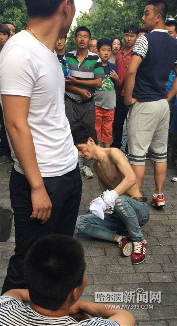 哈尔滨两男争一女:中央大街上赤膊抡锯互殴(图)