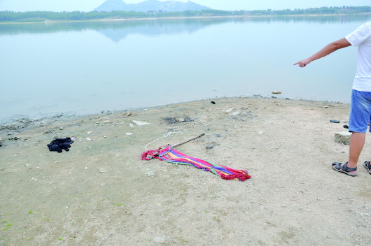 泰安女孩玩水遇险妈妈和一男子为救她溺亡（图）