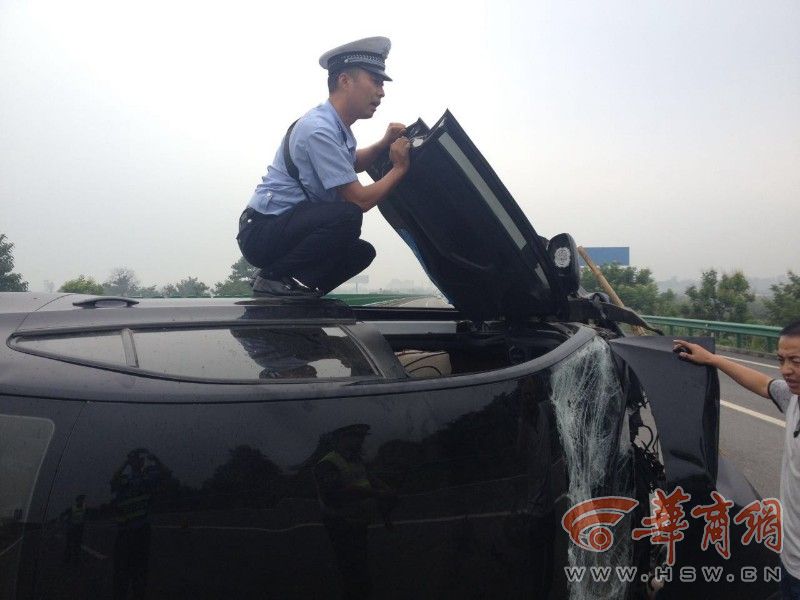 车祸现场：交警陪小男孩说话防其昏迷