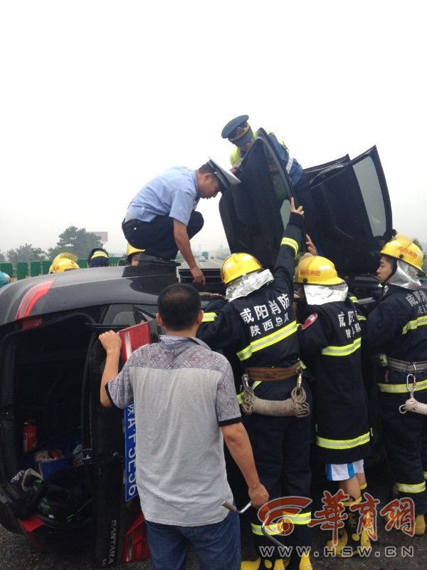 车祸现场：交警陪小男孩说话防其昏迷