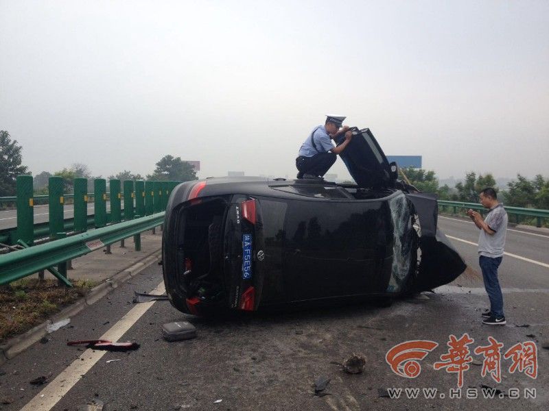 车祸现场：交警陪小男孩说话防其昏迷