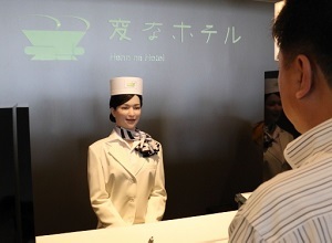 “美女”服务员。