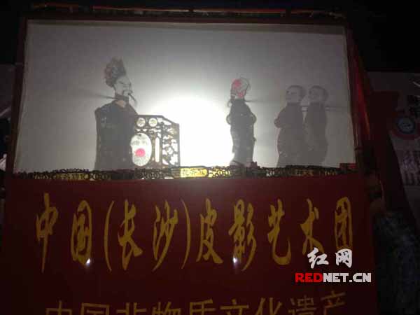 长沙望城非遗传承人“皮影戏老朱”也在巡演现场表演了《元帅出征》。