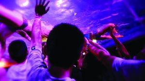 动物园女郎表演裸露上身家长带孩子提前离场（图）