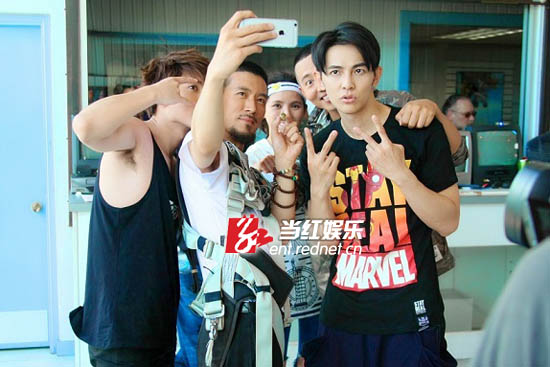 杨子和所有嘉宾互动。